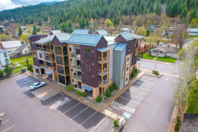 Large Studio Condo with Full Kitchen Ski NOW Beautiful Balcony Views Hottub Fireplace